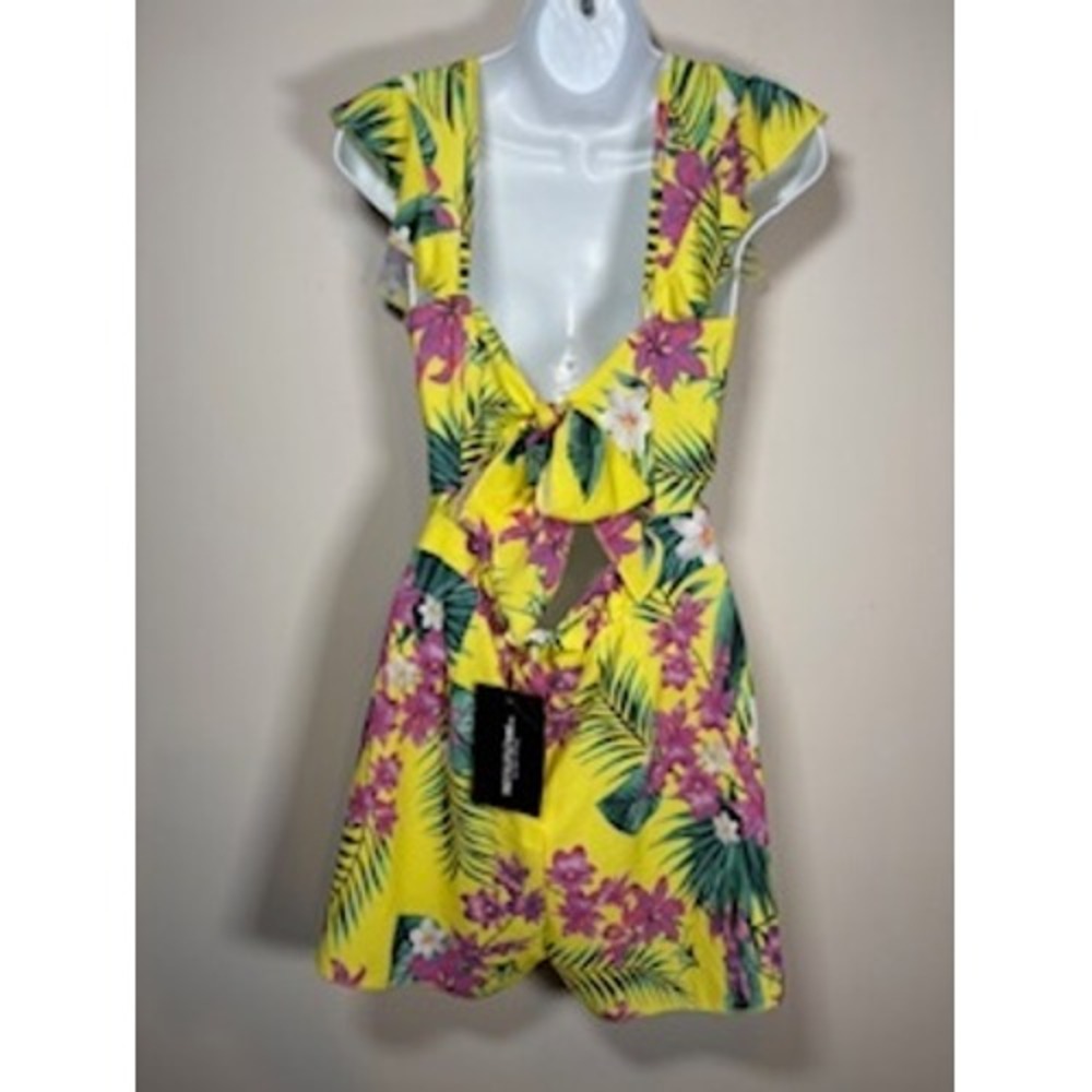 NEW PrettyLittleThing Floral Romper Size 6 Yellow Ruffle Cutout Tie Back Beach - Picture 3 of 7
